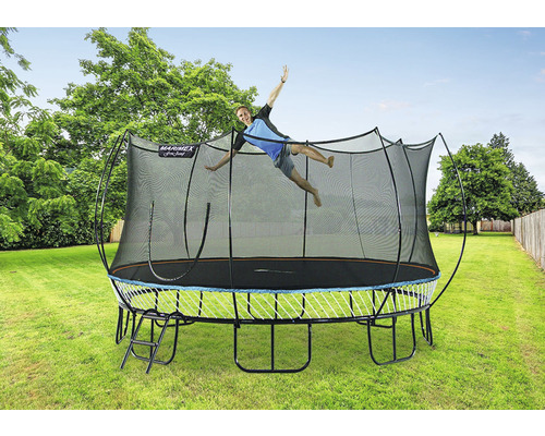 Trampolína Marimex s ochrannou sieťou a skákajúcou osobou v záhrade.
