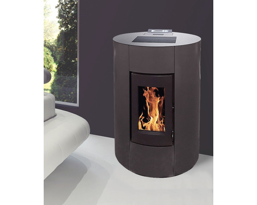 Peletové kachle s ohňom v ohnisku