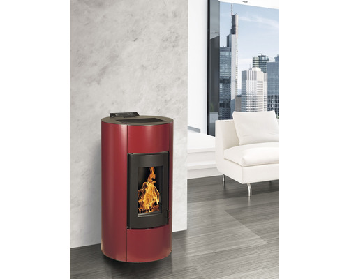 Červené peletové kachle s plameňom v modernom obývacom priestore