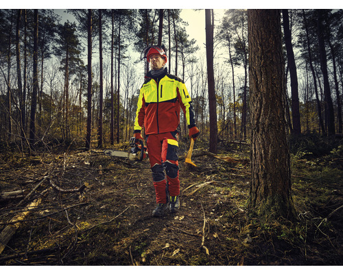 Lesník s motorovou pílou a náradím v lese