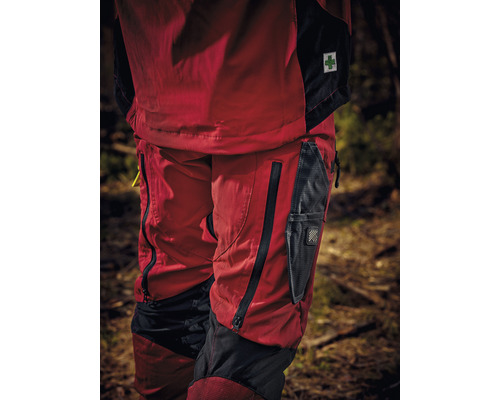 Detail červených pracovných nohavíc s niekoľkými vreckami