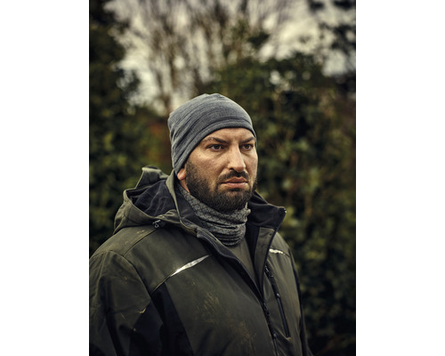 Muž s čiapkou a pracovnou bundou vonku