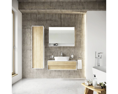 Moderná kúpeľňa s umývadlom, zrkadlovou skrinkou a vysokou skrinkou na pozadí betónovej steny