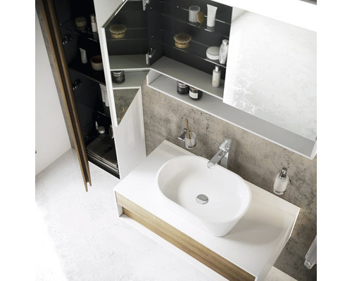 Kúpeľňa s umývadlom, umývadlovou misou a zrkadlovou skrinkou