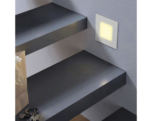 Schodisko so štvorcovým nástenným svietidlom