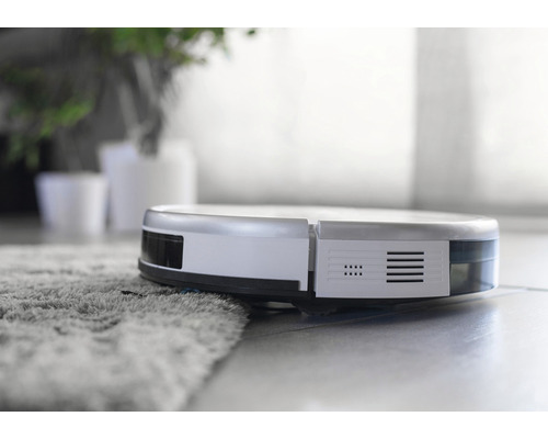 Robotický vysávač čistí koberec