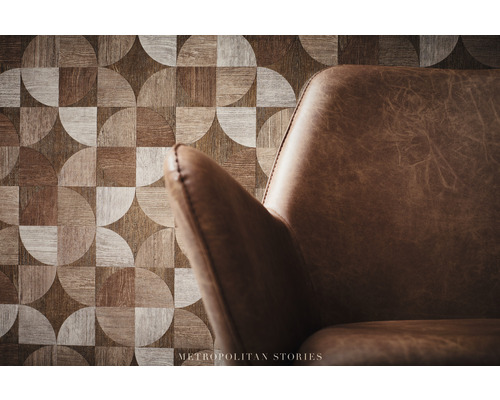 Dekoratívny obklad stien z drevených panelov s hnedým koženým kreslom