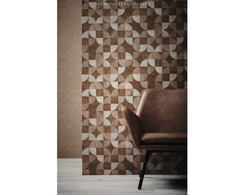 Obývacia izba s grafickou tapetou a kreslom