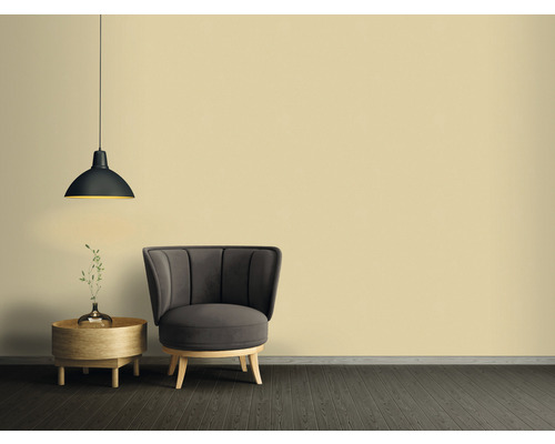 Obývacia izba s kreslom, odkladacím stolíkom a závesnou lampou pre útulnú atmosféru