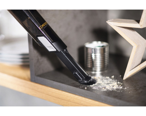 Akumulátorový vysávač vysáva nečistoty z povrchu.