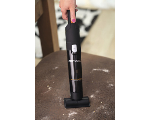 Akumulátorový vysávač sa používa na čistenie stoličky.