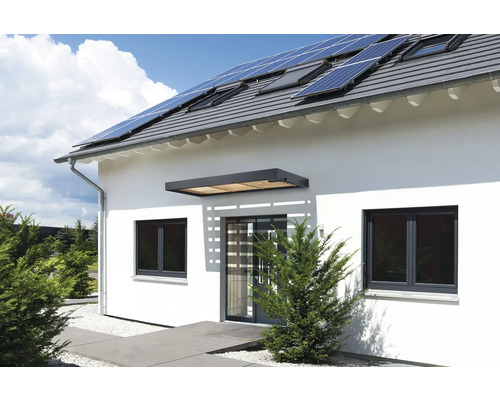 Fasáda domu s oknami, prístreškom a solárnym systémom na streche