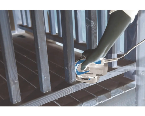 Osoba používa multifunkčnú brúsku WORX na brúsenie dreveného zábradlia.