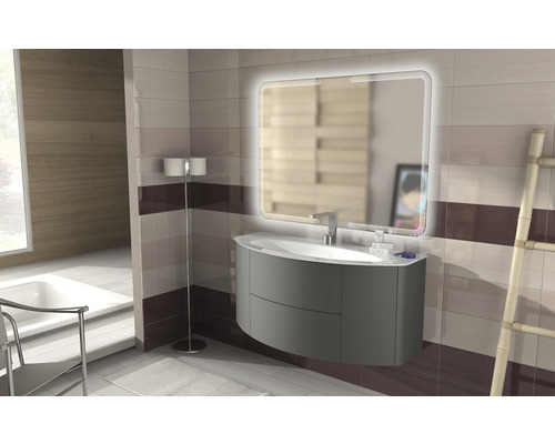 Moderná kúpeľňa s umývadlom, osvetleným zrkadlom a obkladanou stenou