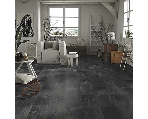 Obývacia izba s tmavou drevenou podlahou, pohovkou a dekoráciami