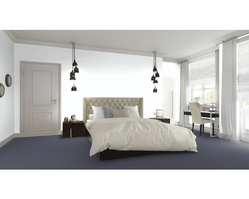 Spálňa s manželskou posteľou, nočnými stolíkmi, závesnými svetlami a kobercom