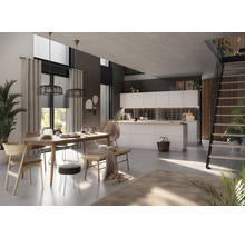 Svetlá obývacia izba s jedálenským stolom, stoličkami, lavicou, kuchynským kútom a schodiskom