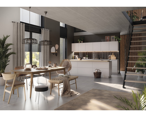 Svetlá obývacia izba s jedálenským stolom, stoličkami, lavicou, kuchynským kútom a schodiskom