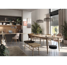 Svetlá obývacia izba s dreveným stolom, lavicou, stoličkami, pracovným priestorom a dekoráciou