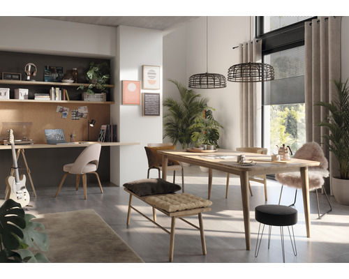 Svetlá obývacia izba s dreveným stolom, lavicou, stoličkami, pracovným priestorom a dekoráciou