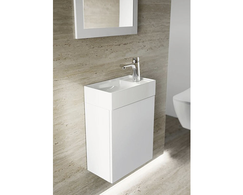 Kúpeľňa s umývadlovou skrinkou, umývadlom, armatúrou a zrkadlom