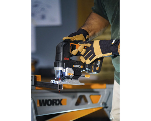 Akumulátorová priamočiara píla sa používa na rezanie kovového profilu