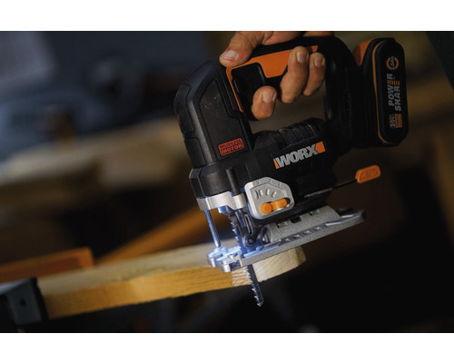 Akumulátorová priamočiara píla Worx reže drevo