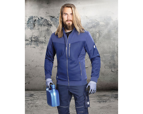 Muž má na sebe modrú pracovnú bundu a pracovné nohavice s modrou plastovou fľašou