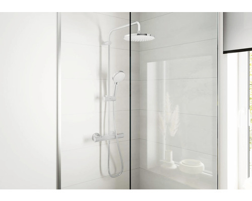 Sprchový systém s hlavovou a ručnou sprchou vo svetlom sprchovacom kúte