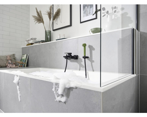 Kúpeľňa s vaňou, armatúrou a sprchovou zástenou