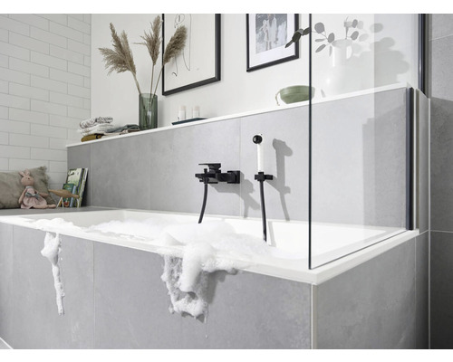 Kúpeľňa s vaňou, sprchovou zástenou a batériou