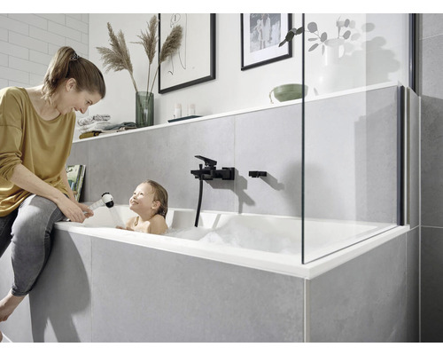 Moderná kúpeľňa s vaňou, sprchovou zástenou, armatúrou a obkladmi v sivých tónoch