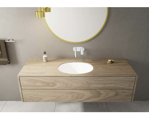 Moderná kúpeľňa s dreveným umývadlom, okrúhlym zrkadlom a vodovodnou batériou