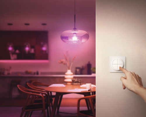 Jedáleň s jedálenským stolom, závesným svietidlom a ovládacím prvkom na stene