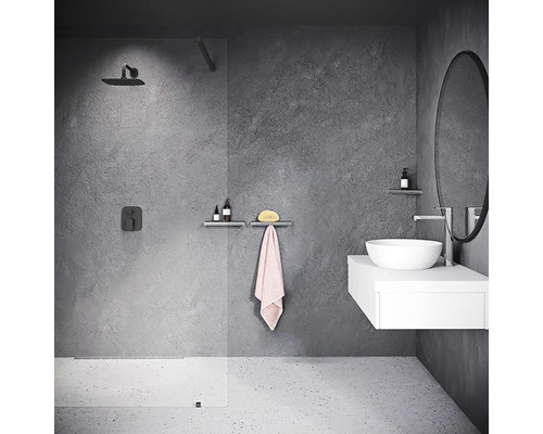 Kúpeľňa so sprchou, umývadlom, zrkadlom a policami v modernom štýle.