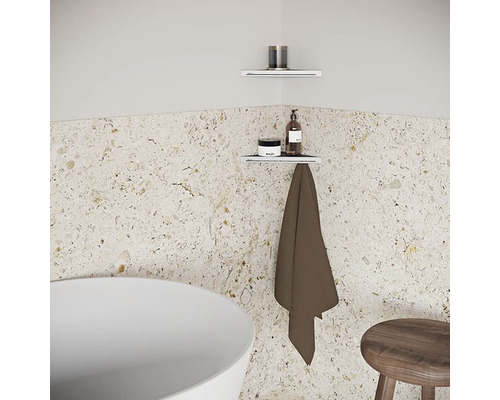 Kúpeľňa s rohovými policami na uloženie kúpeľňových potrieb a uterákov