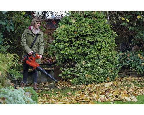 Žena používa akumulátorový fúkač lístia Einhell v záhrade