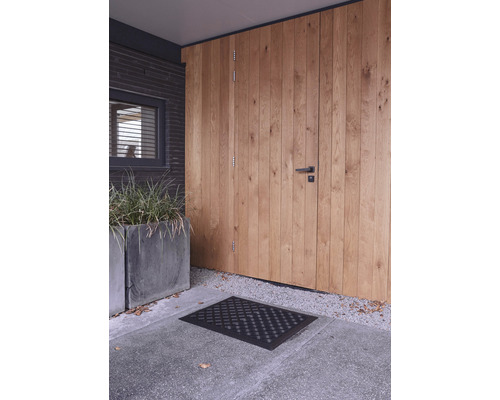 Vstupný priestor s drevenými dverami, rohožkou a kvetináčmi