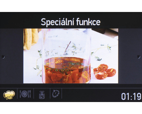 Špeciálna funkcia s nakladanými paradajkami a bylinkami v pohári