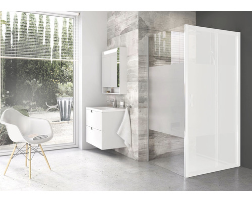 Moderná kúpeľňa so sprchou, umývadlom, zrkadlovou skrinkou a stoličkou