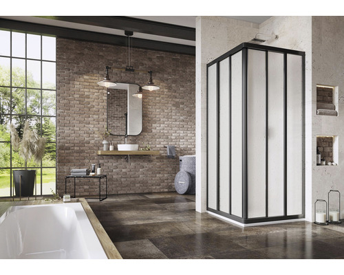 Svetlá kúpeľňa v štýle loftu so sprchovacím kútom, umývadlom a vaňou.