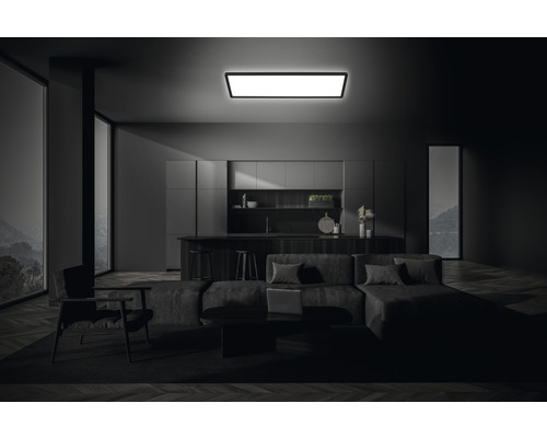 Jasné stropné svetlo v obývacej izbe s kuchyňou a veľkými oknami.