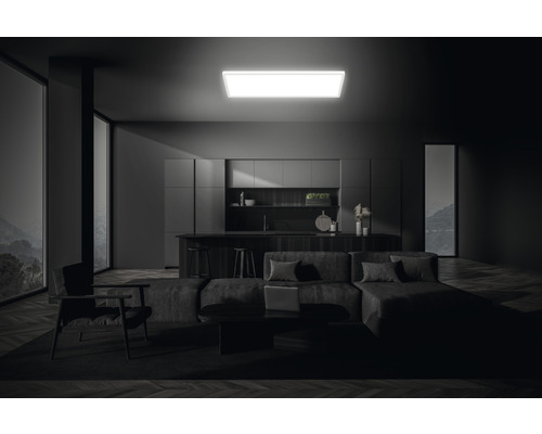 Moderná obývacia izba s kuchynským kútom a stropným svetlom