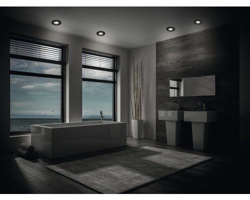 Moderná kúpeľňa s vaňou, dvojitým umývadlom a stropnými bodovými svietidlami