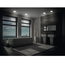 Kúpeľňa s vaňou, umývadlami a stropnými bodovými svetlami