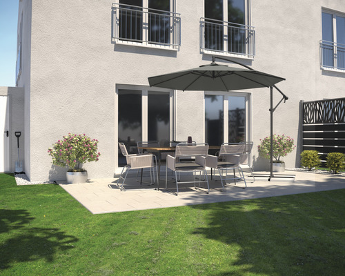 Exteriér domu s terasou, záhradným nábytkom a slnečníkom