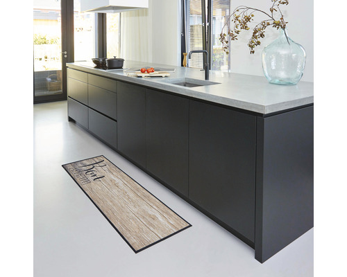 Kuchynská scéna s kuchynským ostrovom a kuchynským kobercom s dreveným dizajnom