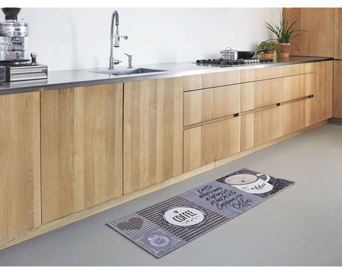 Kuchyňa s drevenými skrinkami a kobercom s motívom kávy