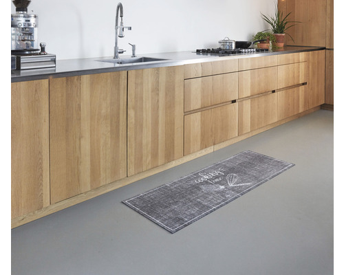 Kuchynská scéna so spodnou skrinkou a kuchynským kobercom s motívom varenia