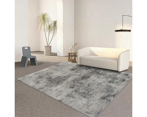 Obývacia izba s kobercom, pohovkou a stoličkou